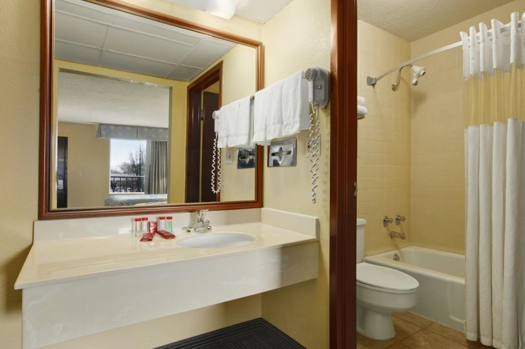 Ramada By Wyndham Louisville North Kamer foto